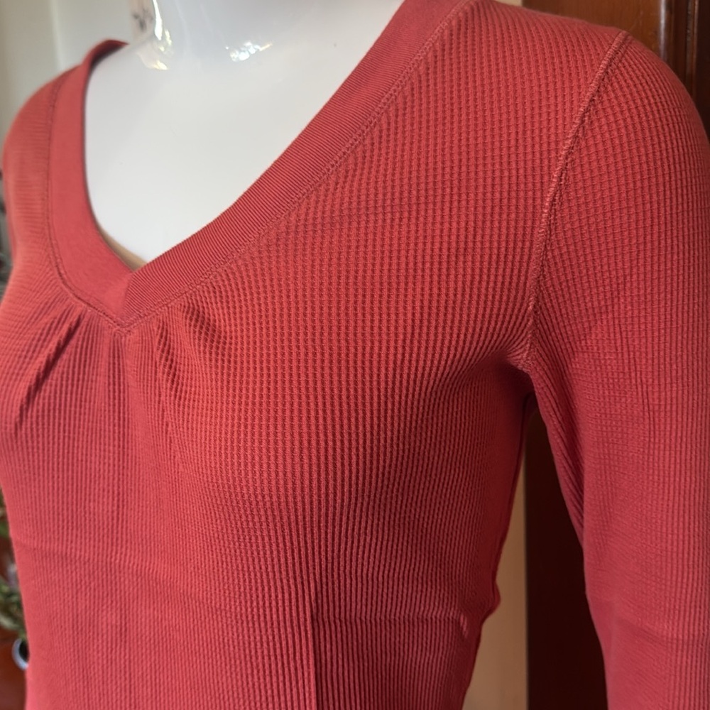 NWT northern reflections size small Coral V-Neck Ribbed Top